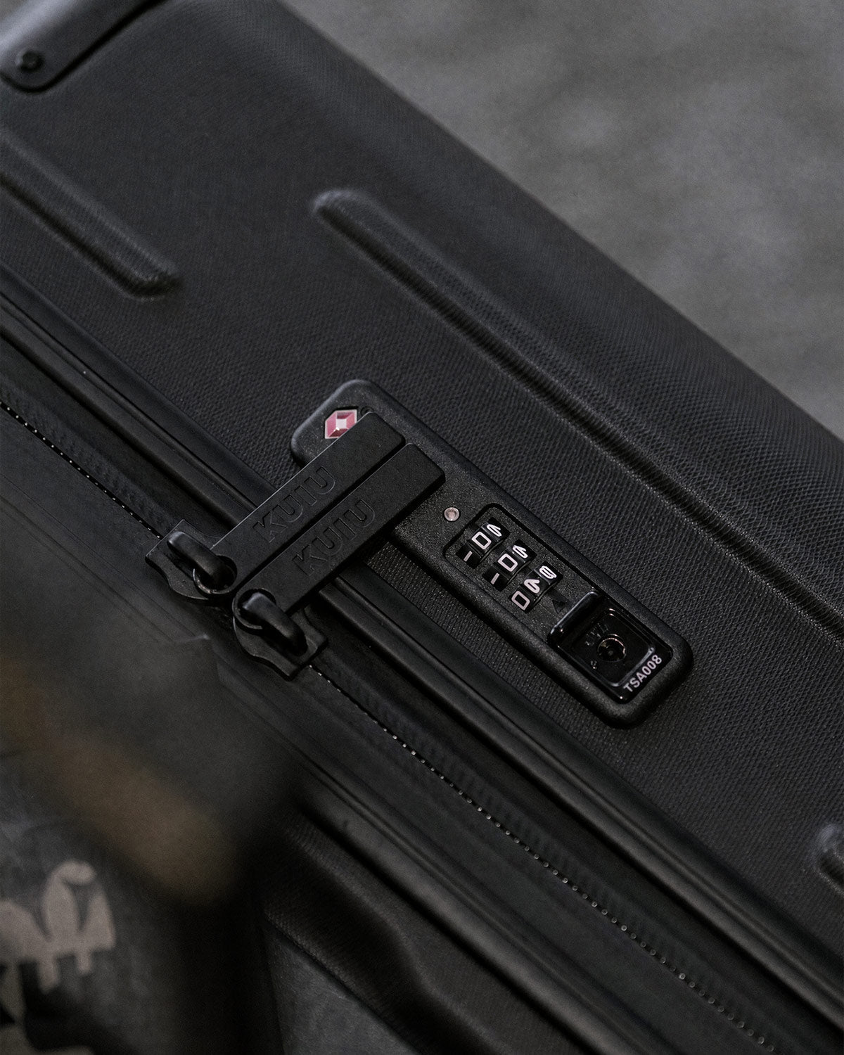 Hardline Spinner Carry-On | Black
