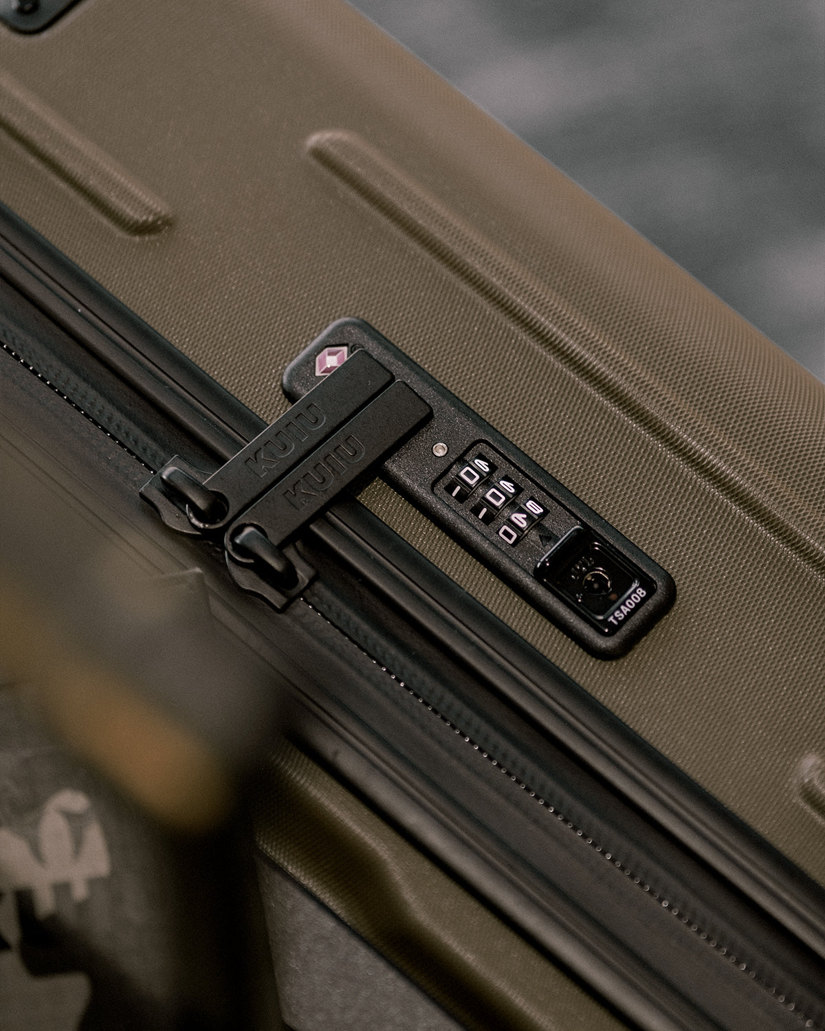 Hardline Spinner Carry-On | Black